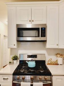 una cucina con piano cottura e bollitore per il tè di Modern 4 Bed Rooms Jersey City, NJ Easy Access to Manhattan a Jersey City