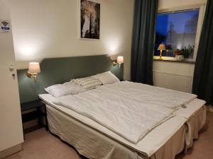 Postel nebo postele na pokoji v ubytování KG SleepOver & Ställplats