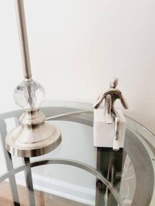 una lampada seduta su un tavolo di vetro con una statuina di Modern 4 Bed Rooms Jersey City, NJ Easy Access to Manhattan a Jersey City