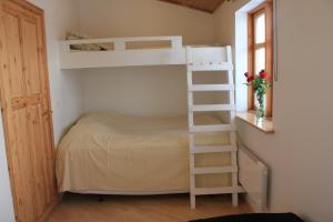 1 dormitorio con 2 literas y 1 cama en Arabær Holiday Home, en Arabaer