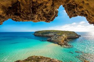 - une vue sur l'océan depuis une grotte dans l'établissement B&B Stella del Mare, à Lampedusa