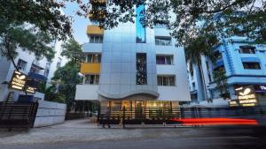 プネにあるMagnus Riverside Kalyani Nagarの赤いベンチ付きの建物 +7枚の写真