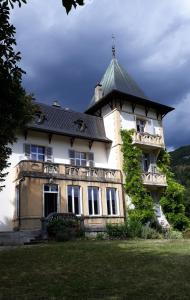 uma grande casa branca com um telhado verde em Villa Meyriem em Mouthier-Haute-Pierre