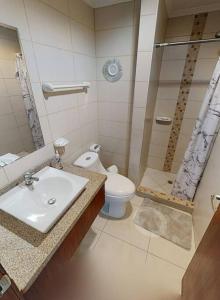 y baño con lavabo, aseo y ducha. en Puerto santa Ana 2 habitaciónes, en Guayaquil