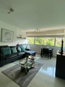 sala de estar con sofá y mesa en Puerto santa Ana 2 habitaciónes, en Guayaquil