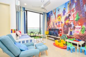 Habitación infantil con un gran mural en la pared en D'Pristine Theme Suite by Nest Home at LEGOLAND en Nusajaya