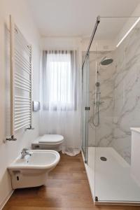 un bagno con wc, lavandino e doccia di Modern Apartment Casa Mia Easy to Venice a Treviso Altre 22 foto