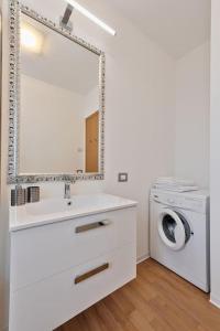 un bagno con lavandino e lavatrice di Modern Apartment Casa Mia Easy to Venice a Treviso