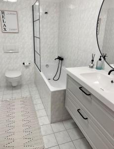 W łazience znajduje się umywalka, toaleta i prysznic. w obiekcie Family Ski apartment w Szpindlerowym Młynie