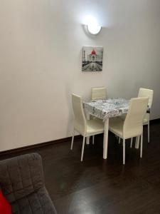 ein Esszimmer mit einem Tisch und Stühlen in der Unterkunft URBANFLAT SALENTO in Lecce