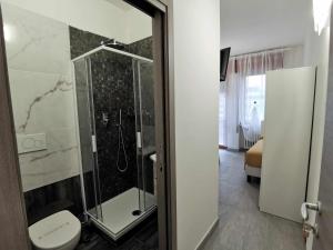 a bathroom with a shower and a toilet in a room at Casa Belfiore Vicenza Via Medici 17 in Vicenza