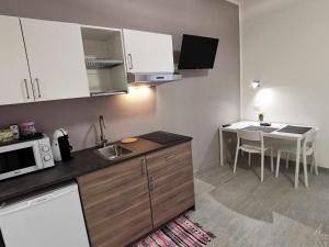 a small kitchen with a sink and a microwave at Casa Belfiore Vicenza Via Medici 17 in Vicenza