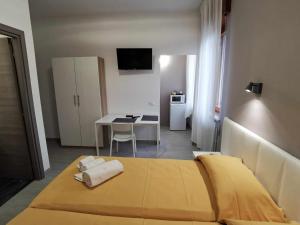 a bedroom with a bed and a table with a desk at Casa Belfiore Vicenza Via Medici 17 in Vicenza