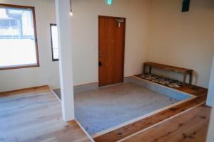 石打丸山スキー場から徒歩30秒フルリノベの一棟貸切お宿客房内的一张或多张床位
