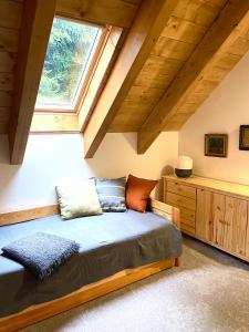 Postel nebo postele na pokoji v ubytování apartmány V Lese