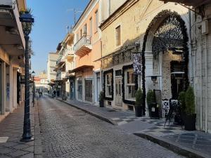 eine leere Straße in einer Stadt mit Gebäuden in der Unterkunft THOMAS LUXURY APARTMENT in the historical center of Ioannina in Ioannina