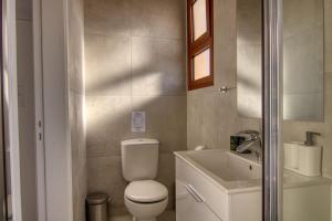 un piccolo bagno con servizi igienici e lavandino di Phaedrus Living: City Flat Palas 101 a Paphos