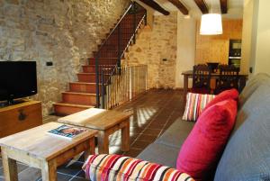 sala de estar con sofá y mesa en Cal Porxo del Priorat en Pradell