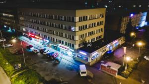 una vista aérea de un edificio por la noche en Hotel U Ševce, en Zlín