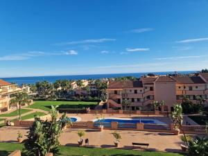 a view of a resort with a swimming pool and the ocean at Atardecer de ensueño in Málaga