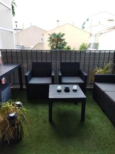 patio z 2 kanapami i stolikiem kawowym w obiekcie Chez Daniel, linge et ménage inclus w mieście Agde