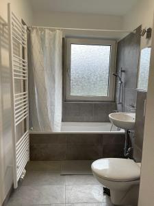 Wohnung in Herscheid في Herscheid: حمام مع مرحاض وحوض استحمام ومغسلة