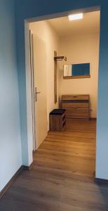 Habitación vacía con cama y suelo de madera. en Wohnung in Herscheid en Herscheid