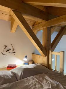 una camera con soffitti in legno e un letto in una stanza di apartmány V Lese a Bedřichov