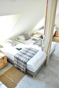 Letto o letti in una camera di Five Point Hostel & Apartments