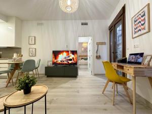 a living room with a fireplace in the center at Casa Vega. Coqueto apartamento en Casco Antiguo. in Alicante
