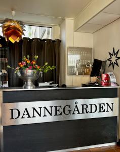 un bar con un letrero que lee Darmengarden en Hotell Dannegården, en Trelleborg