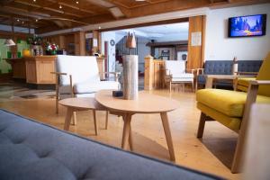 ein Wohnzimmer mit einem Tisch und Stühlen in der Unterkunft Sporthotel Radstadt in Radstadt