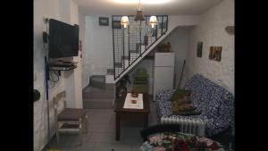 un salon avec un canapé et un escalier dans l'établissement Rural House Mirador del Castillo, à Castillo