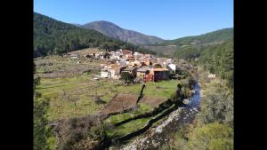 un petit village sur une colline à côté d'une rivière dans l'établissement Mirador del Castillo Rural House, à Castillo