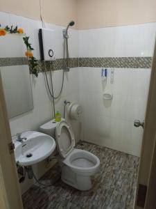 een badkamer met een toilet en een wastafel bij Painting Family Hostel in Khao Sok