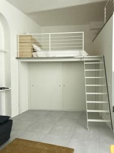 Cette chambre dispose de lits superposés et d'une échelle. dans l'établissement Il loft sotto la Mole, à Turin