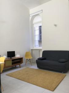 - un salon avec un canapé et une table dans l'établissement Il loft sotto la Mole, à Turin