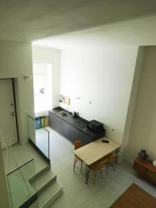- une cuisine et une salle à manger avec une table et des chaises dans l'établissement Il loft sotto la Mole, à Turin