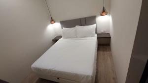 Postel nebo postele na pokoji v ubytování De Luna Hotel Sri Petaling