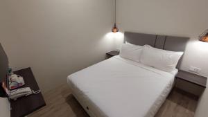 Postel nebo postele na pokoji v ubytování De Luna Hotel Sri Petaling