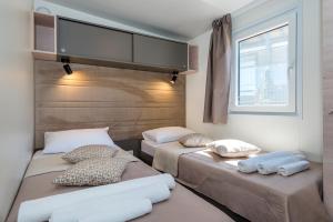 Postel nebo postele na pokoji v ubytování CAMP ADRIATIC MOBILE HOMES - PRIMOŠTEN
