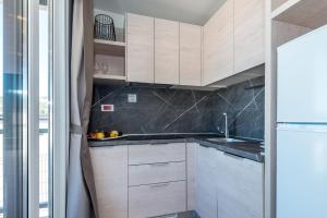 CAMP ADRIATIC MOBILE HOMES - PRIMOŠTEN的厨房或小厨房