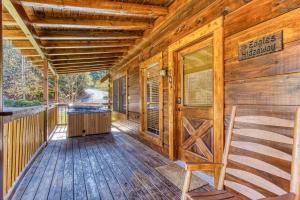 Foto de la galería de ER301 - Eagle's Hideaway - Great Location! Close To All The Action! cabin en Pigeon Forge
