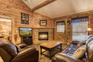 Una televisión o centro de entretenimiento en ER301 - Eagle's Hideaway - Great Location! Close To All The Action! cabin