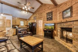 Una cocina o kitchenette en ER301 - Eagle's Hideaway - Great Location! Close To All The Action! cabin