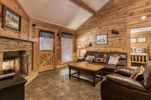 Un lugar para sentarse en ER301 - Eagle's Hideaway - Great Location! Close To All The Action! cabin