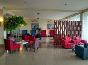 Posezení v ubytování THE IGNISLO HOTEL SORONG + 1 fotografie