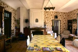 Posezení v ubytování Spacieuse maison familiale à Beaulieu - 250 m² avec vue montagne