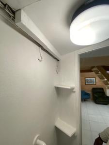 um quarto com casa de banho com luz no tecto em Parkview em Hoo