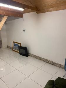 uma sala de estar com televisão numa parede branca em Parkview em Hoo